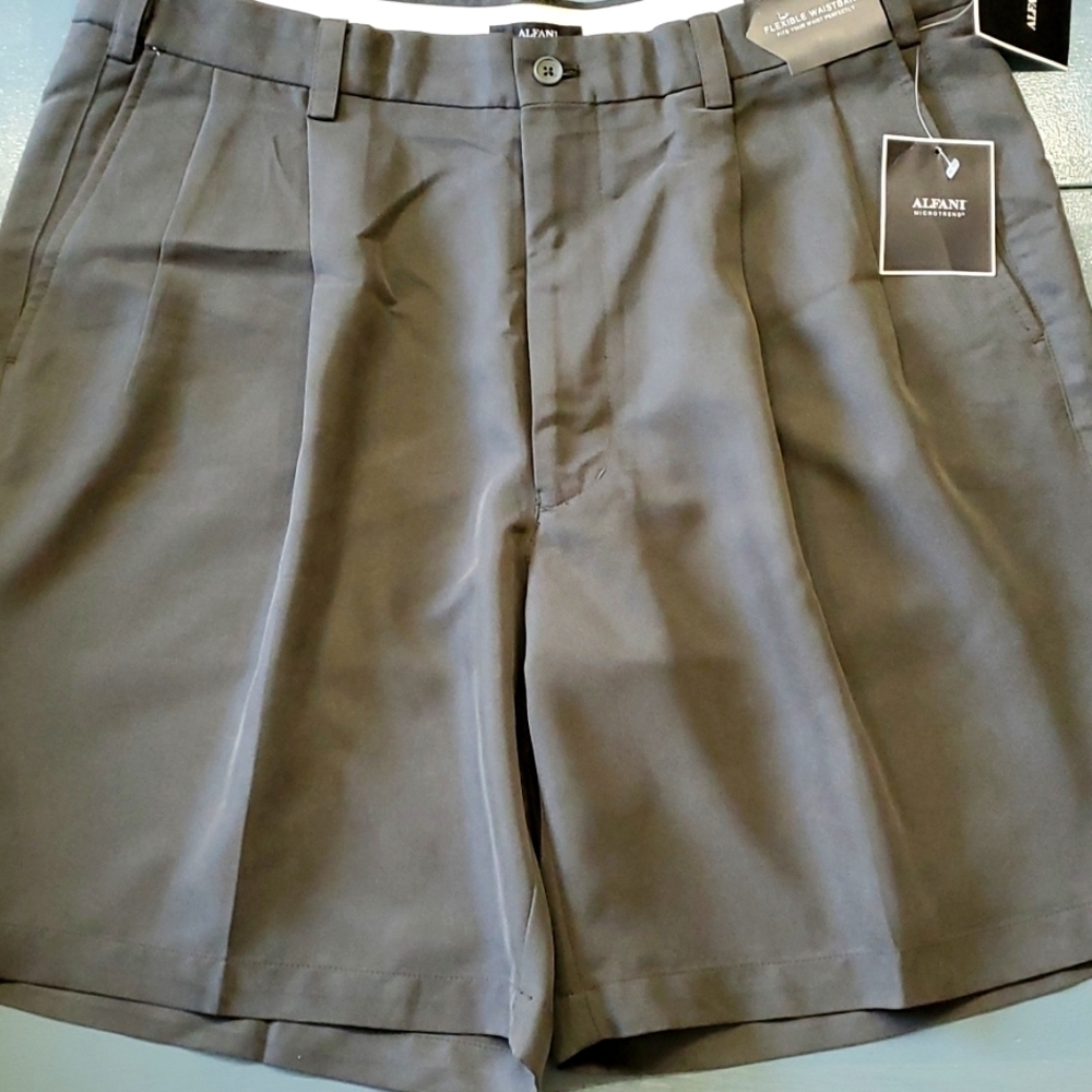 ALFANI MENS NWT, shorts olive green. Size 36" 8" inseam.‎ FLEXIBLE WAISTBAND.